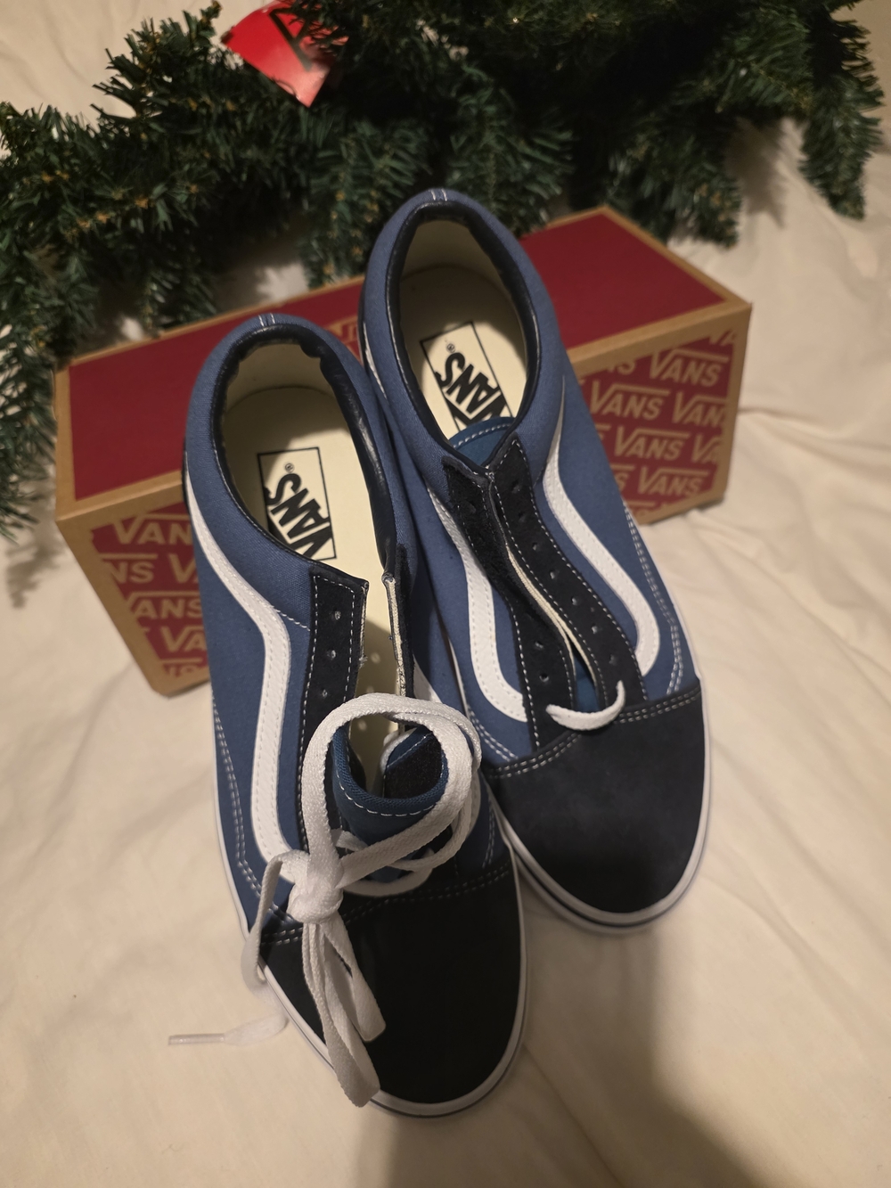 Vans Men's Navy Blue and White Old Skool Sneakers